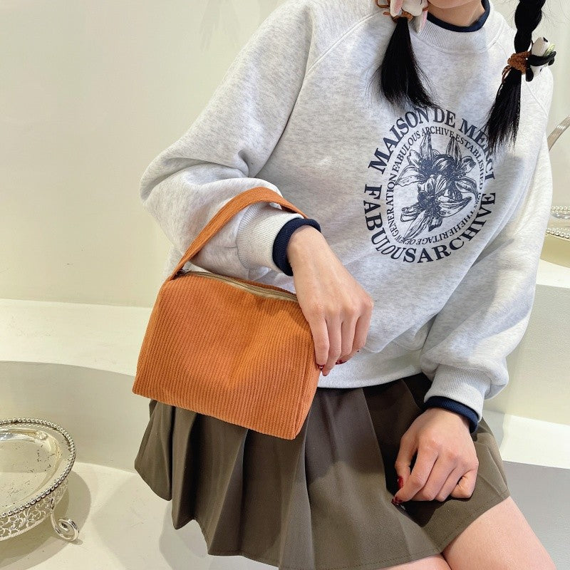 Plush shopping bag with modern ribbed design