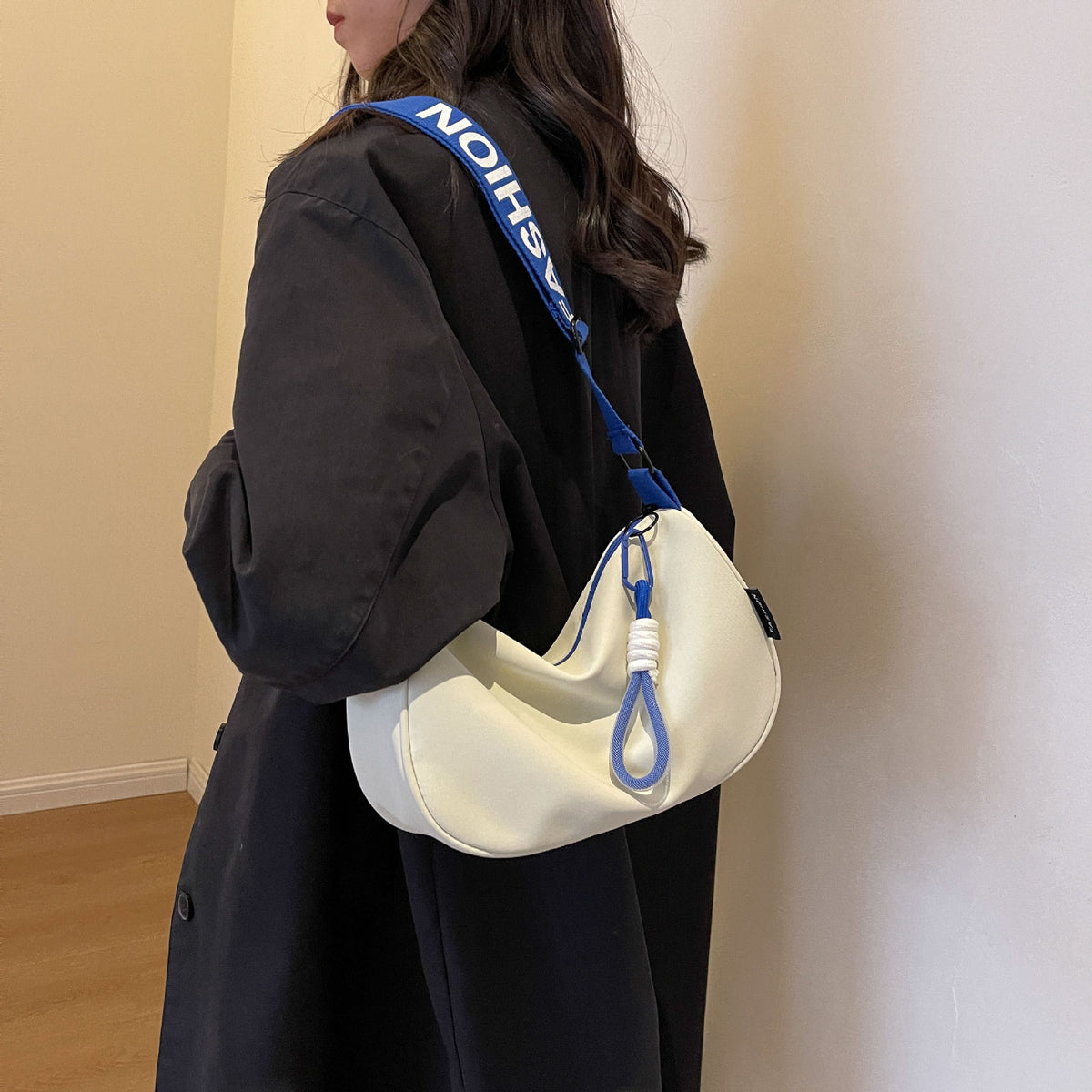 Fashionable shoulder bag with adjustable carrying strap