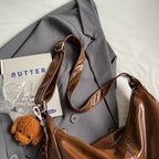Shoulder bag with charming animal pendant