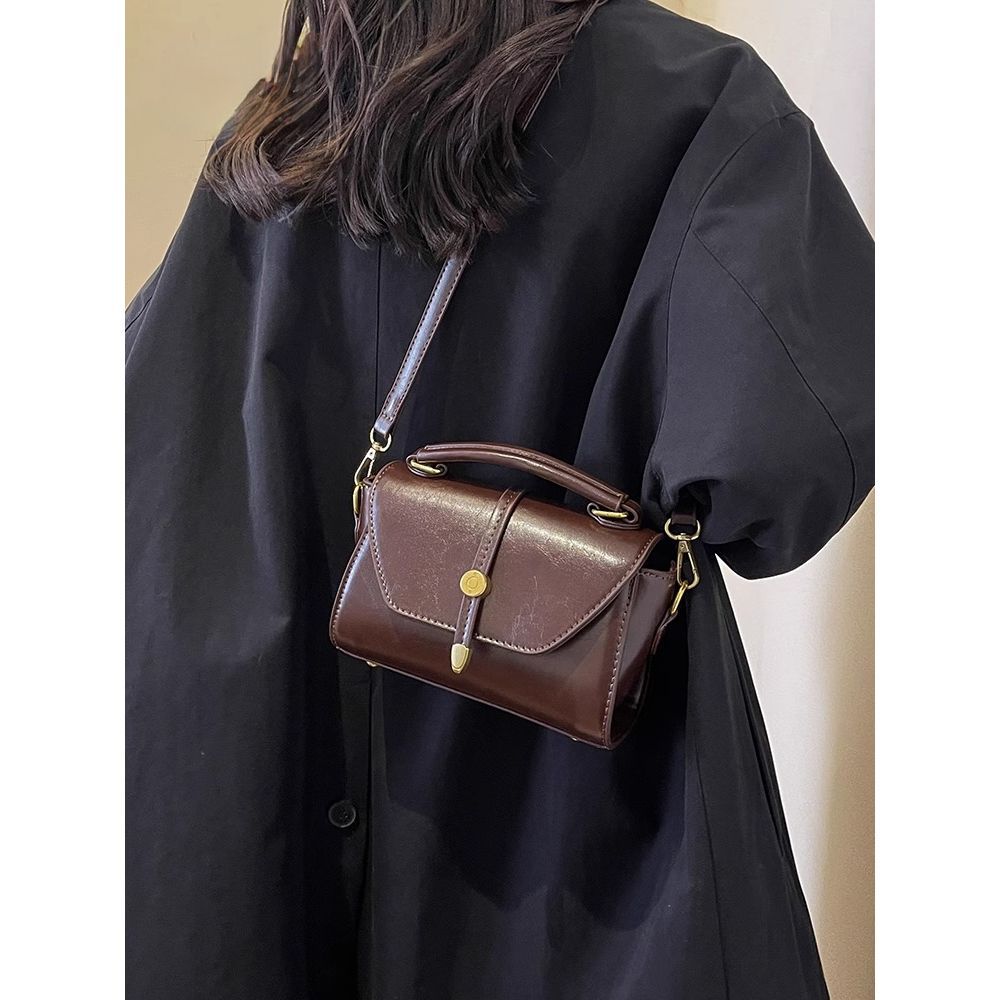 Vintage-Inspired Leather Shoulder Bag