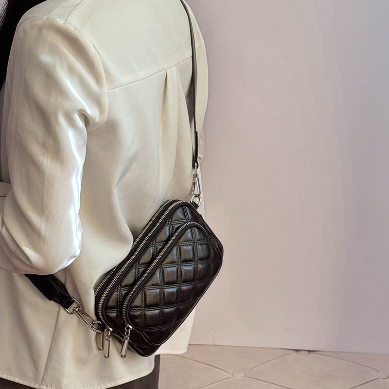 Shoulder bag with stylish quilted pattern