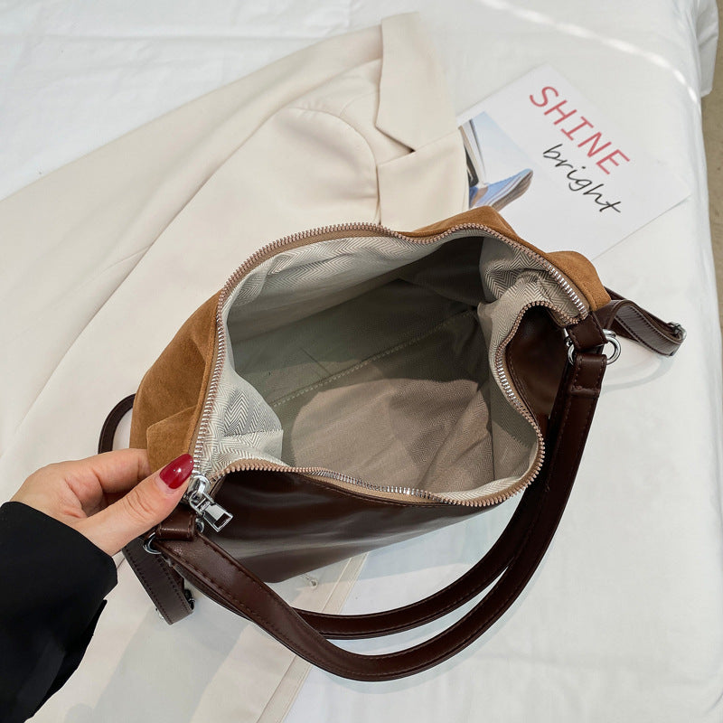 Shoulder bag with playful bear motif
