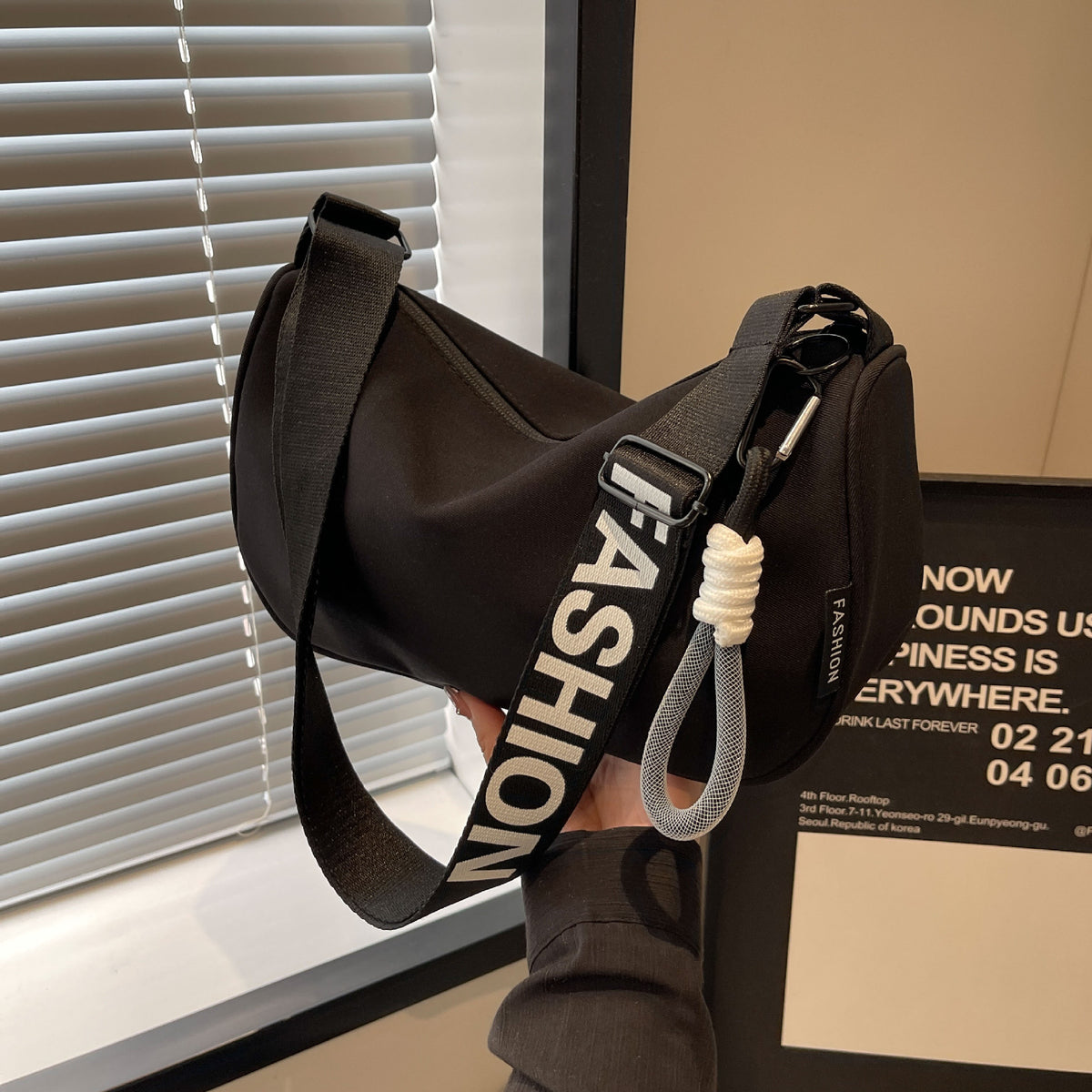 Fashionable shoulder bag with adjustable carrying strap