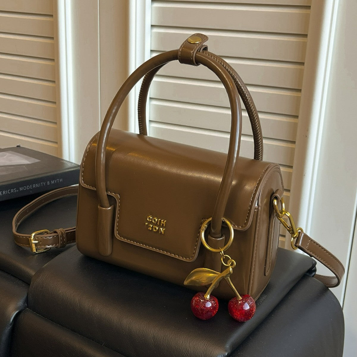 Ladies Mini-Handbag with Elegant Structure and Charming Pendant